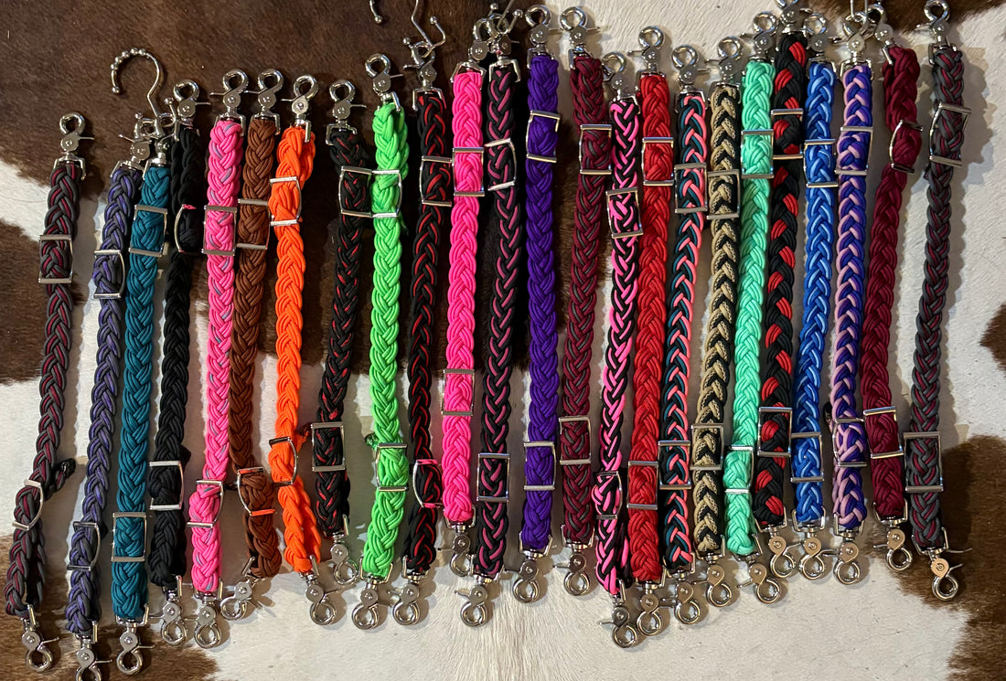 Paracord Wither Strap Adjustable on both sides and has Clips