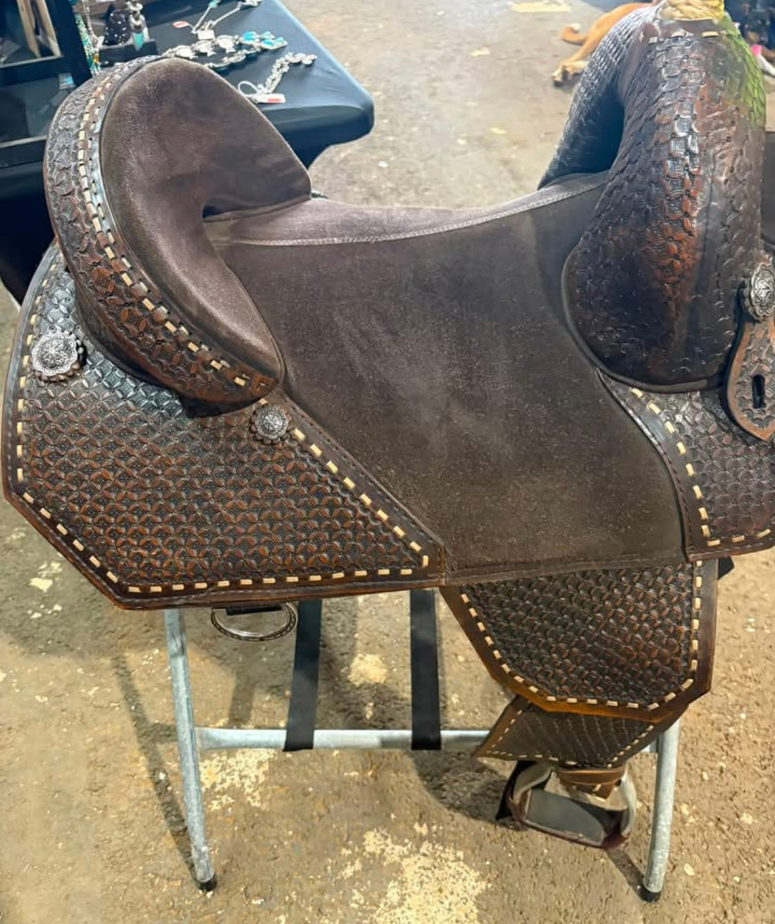 Original Bob Marshall Barrel sports saddle, 14.5 inch Treeless   Excellent condition.  Beautiful saddle